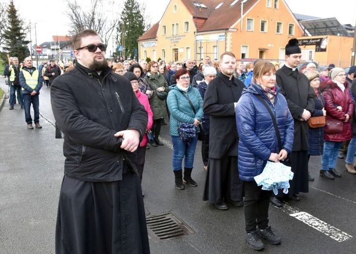 Dzierżoniów. Miejska Droga Krzyżowa z Janem Pawłem II