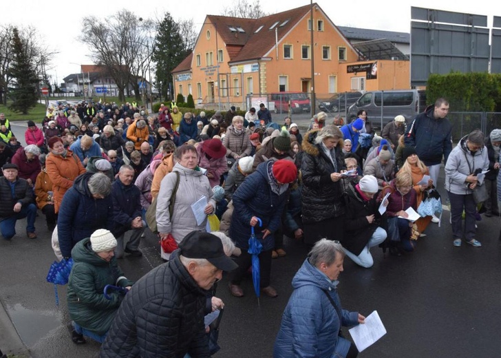 Dzierżoniów. Miejska Droga Krzyżowa z Janem Pawłem II