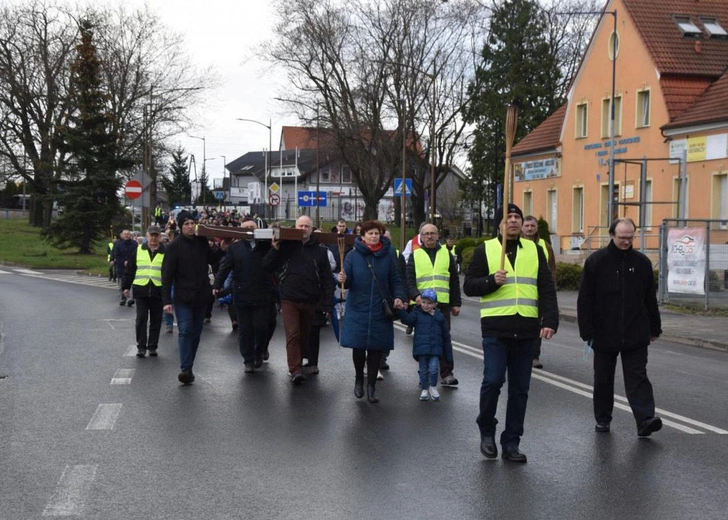 Dzierżoniów. Miejska Droga Krzyżowa z Janem Pawłem II