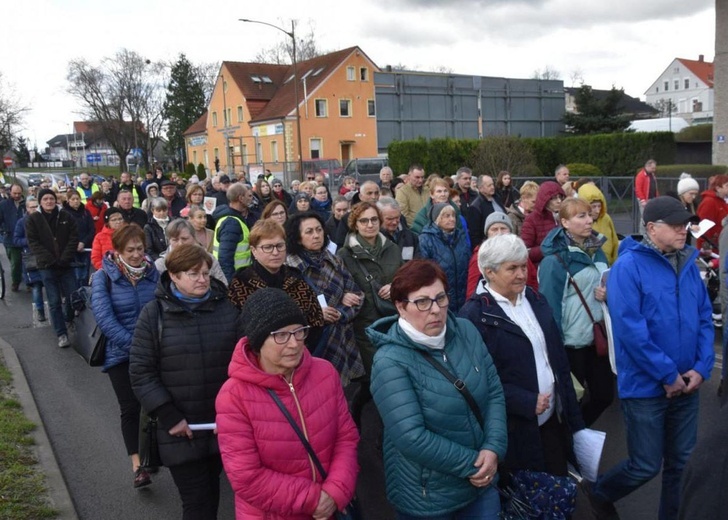 Dzierżoniów. Miejska Droga Krzyżowa z Janem Pawłem II