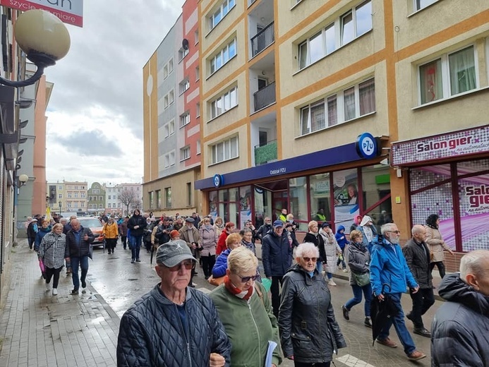 Dzierżoniów. Miejska Droga Krzyżowa z Janem Pawłem II