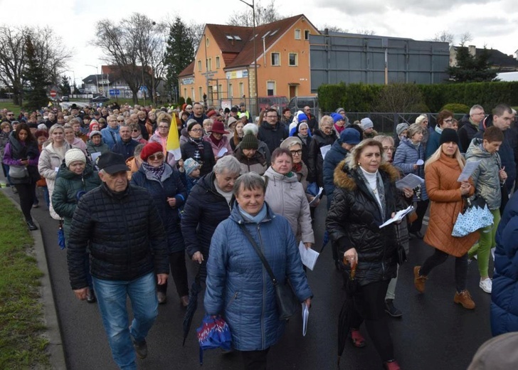 Dzierżoniów. Miejska Droga Krzyżowa z Janem Pawłem II