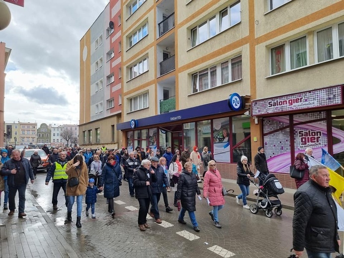 Dzierżoniów. Miejska Droga Krzyżowa z Janem Pawłem II