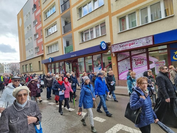 Dzierżoniów. Miejska Droga Krzyżowa z Janem Pawłem II