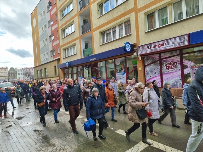 Dzierżoniów. Miejska Droga Krzyżowa z Janem Pawłem II