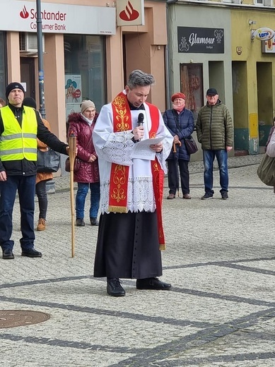 Dzierżoniów. Miejska Droga Krzyżowa z Janem Pawłem II
