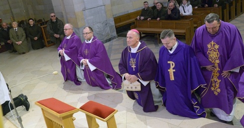 Pielgrzymka leśników do sanktuarium w Czarnej