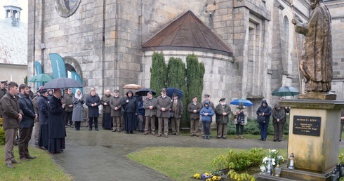 Modlitwa leśników przy pomniku św. Jana Pawła II, której przewodniczył bp Marek Solarczyk.