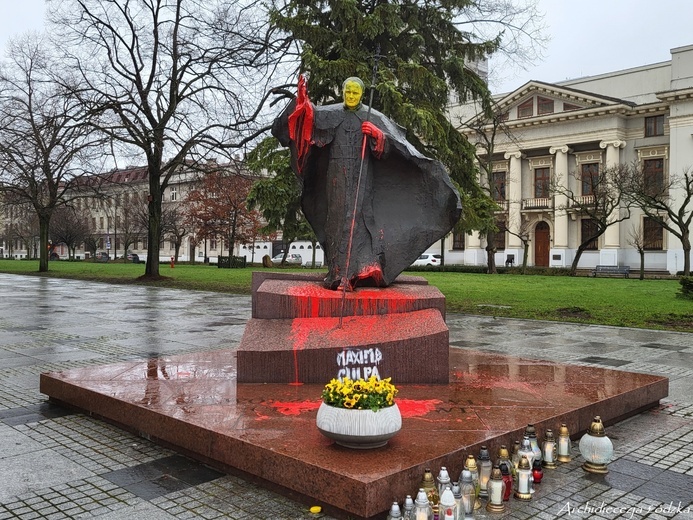 W nocy zniszczono pomnik Jana Pawła II przed łódzką katedrą