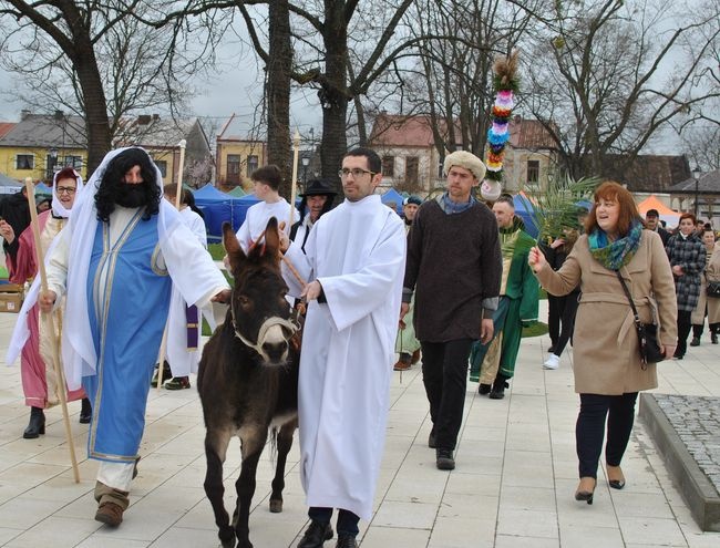 Inscenizacja na rozwadowskim rynku.