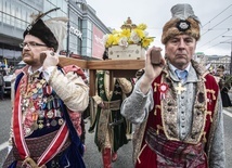 Wdzięczni mu za wszystko. Tysiące osób w warszawskim marszu w obronie Jana Pawła II