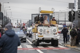 Wdzięczni mu za wszystko. Tysiące osób w warszawskim marszu w obronie Jana Pawła II