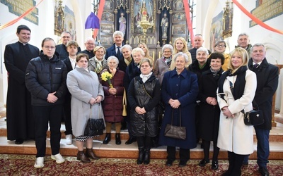 Jubilatka z rodziną i duszpasterzami.