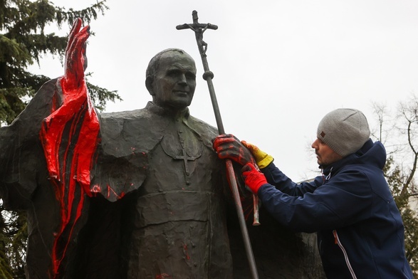 Abp Ryś: zapraszam do modlitwy za naszych braci, którzy zniszczyli pomnik Jana Pawła II