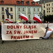 Tłumy na marszu papieskim we Wrocławiu. Frekwencja zaskoczyła organizatorów