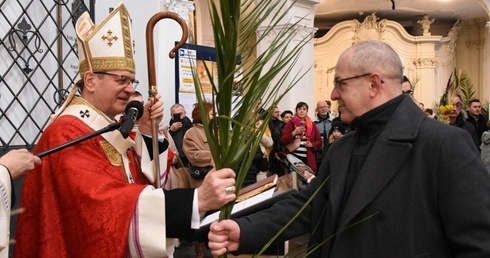 Metropolita gdański wręczył poświęcone palmy członkom wspólnot neokatechumenalnych.