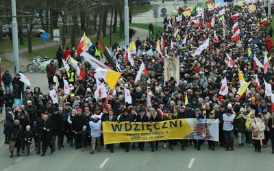 Marsz wdzięczności za życie Jana Pawła II przeszedł ulicami Lublina.