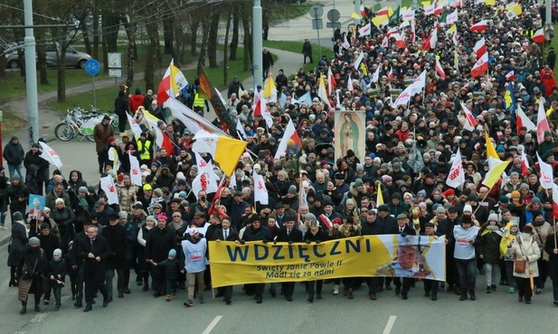 Marsz wdzięczności za życie Jana Pawła II przeszedł ulicami Lublina.