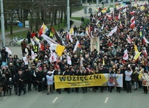 Marsz wdzięczności za życie Jana Pawła II przeszedł ulicami Lublina.