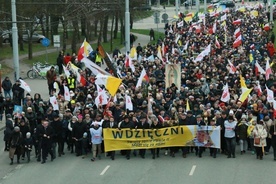 Marsz wdzięczności za życie Jana Pawła II przeszedł ulicami Lublina.