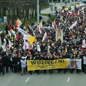 Marsz wdzięczności za życie Jana Pawła II przeszedł ulicami Lublina.