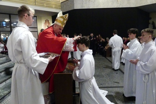 Błogosławieństwo 142 ceremoniarzy i 27 animatorów diecezji w bielskim Sercu 2023