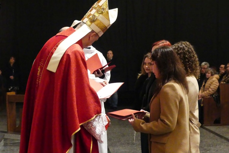 Błogosławieństwo 142 ceremoniarzy i 27 animatorów diecezji w bielskim Sercu 2023