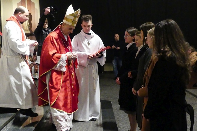 Błogosławieństwo 142 ceremoniarzy i 27 animatorów diecezji w bielskim Sercu 2023