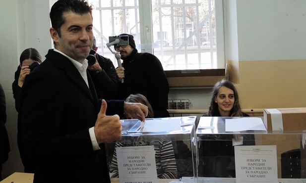 Bułgaria/ Exit polls: centroprawicowa koalicja Kiriła Petkowa wygrywa wybory parlamentarne 