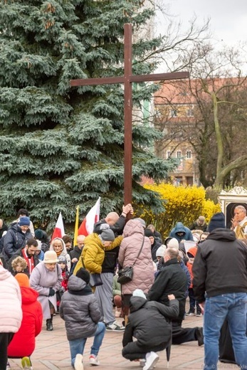 Droga Krzyżowa i dziękczynienie za św. Jana Pawła II na ulicach Głogowa