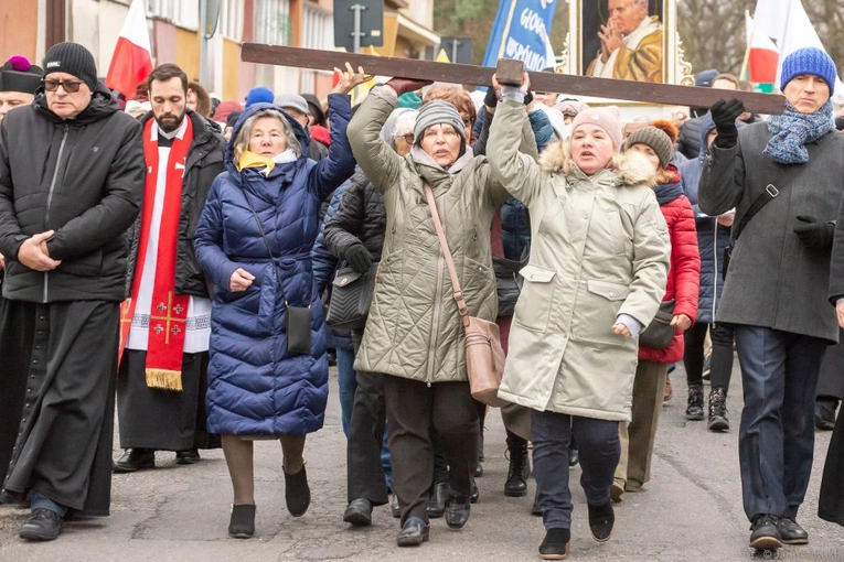 Droga Krzyżowa i dziękczynienie za św. Jana Pawła II na ulicach Głogowa