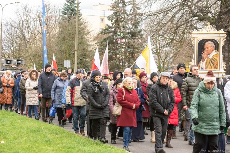 Droga Krzyżowa i dziękczynienie za św. Jana Pawła II na ulicach Głogowa