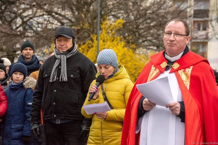 Droga Krzyżowa i dziękczynienie za św. Jana Pawła II na ulicach Głogowa