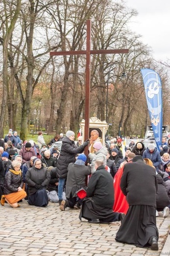 Droga Krzyżowa i dziękczynienie za św. Jana Pawła II na ulicach Głogowa
