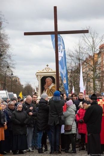 Droga Krzyżowa i dziękczynienie za św. Jana Pawła II na ulicach Głogowa