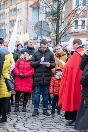 Droga Krzyżowa i dziękczynienie za św. Jana Pawła II na ulicach Głogowa