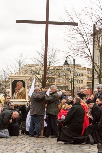 Droga Krzyżowa i dziękczynienie za św. Jana Pawła II na ulicach Głogowa