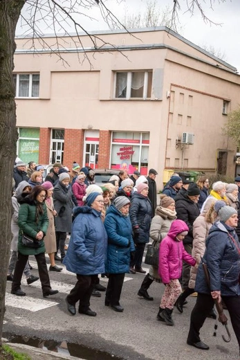 Droga Krzyżowa i dziękczynienie za św. Jana Pawła II na ulicach Głogowa