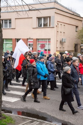 Droga Krzyżowa i dziękczynienie za św. Jana Pawła II na ulicach Głogowa