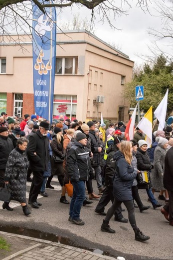 Droga Krzyżowa i dziękczynienie za św. Jana Pawła II na ulicach Głogowa