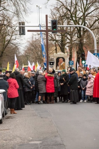 Droga Krzyżowa i dziękczynienie za św. Jana Pawła II na ulicach Głogowa