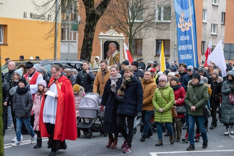 Droga Krzyżowa i dziękczynienie za św. Jana Pawła II na ulicach Głogowa