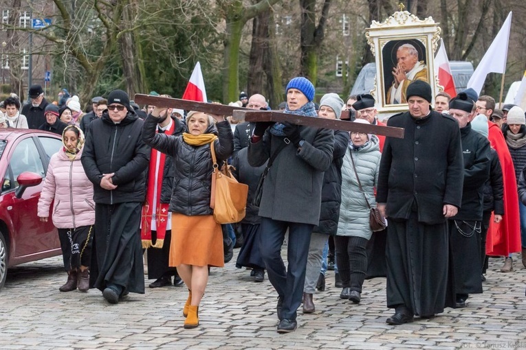 Droga Krzyżowa i dziękczynienie za św. Jana Pawła II na ulicach Głogowa