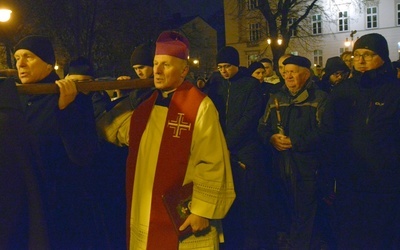 Przy stacji, gdzie krzyż ponieśli kapłani, dźwigali go także bp. Marek Solarczyk i bp Piotr Turzyński.