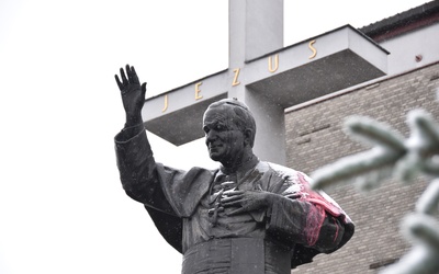 Sprofanowali pomnik św. Jana Pawła II w Stalowej Woli. Ustalenie sprawców nie powinno być trudne