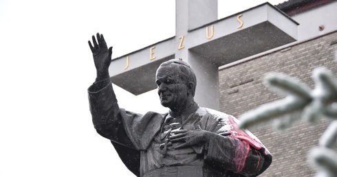 Sprofanowali pomnik św. Jana Pawła II w Stalowej Woli. Ustalenie sprawców nie powinno być trudne
