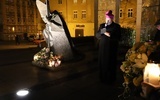 Biskup świdnicki w czasie wieczornego Apelu Pamięci przy katedrze.