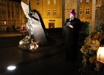Biskup świdnicki w czasie wieczornego Apelu Pamięci przy katedrze.