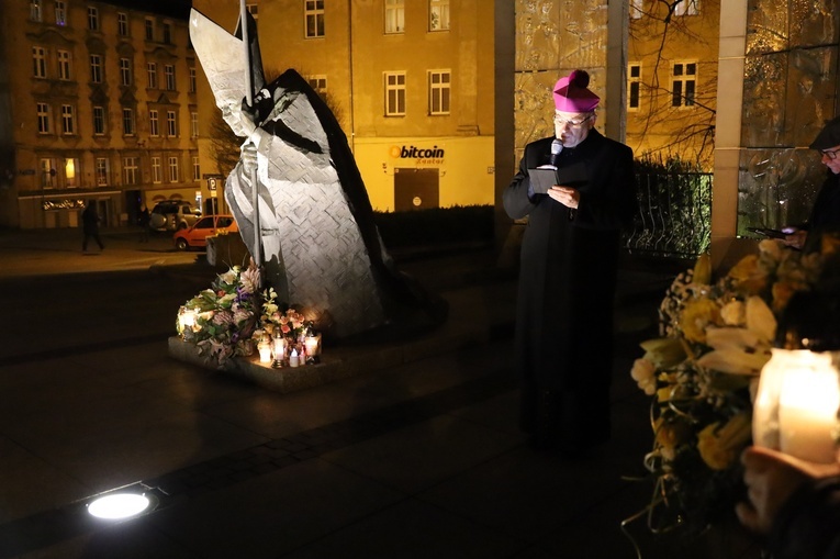 Biskup świdnicki w czasie wieczornego Apelu Pamięci przy katedrze.