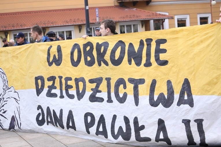 Marsz w obronie dziedzictwa Jana Pawła II